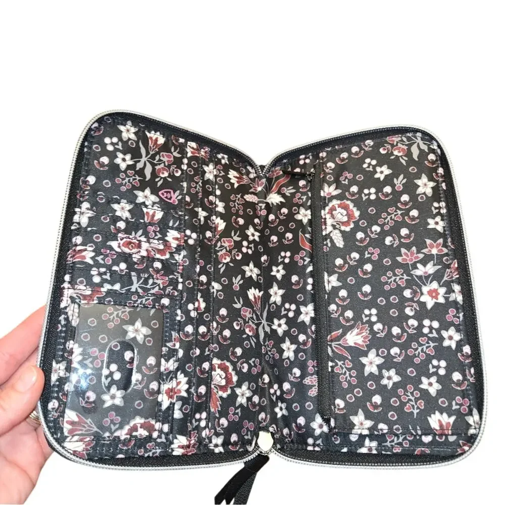 Vera Bradley on the go‎ wristlet in black. Nice condition